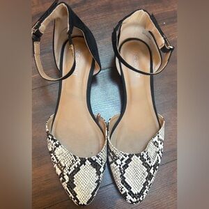 Faux snake skin flats size 9W